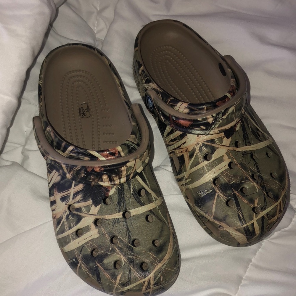 camo crocs